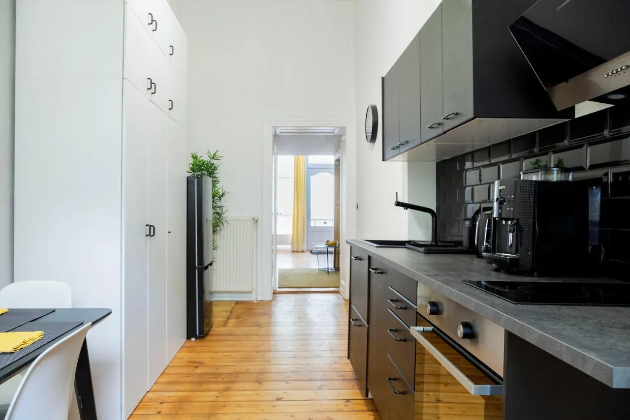 Lr Renovated +Ac+Rain Shower+Wooden Floorboards Apartment Berlin Germany